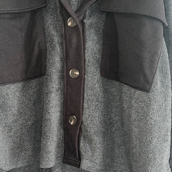 la Meil off duty - Gray and Black Button-Up Shirt/shacket - Picture 4 of 6